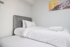 침실 Restful and Modern Studio at Kebagusan City Apartment By Travelio