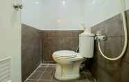 Toilet Kamar 5 Comfy and Great Choice 2BR Green Pramuka City Apartment By Travelio