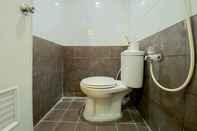 Toilet Kamar Comfy and Great Choice 2BR Green Pramuka City Apartment By Travelio