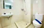 In-room Bathroom 4 Minimalist and Comfy Studio Springlake Summarecon Bekasi Apartment By Travelio