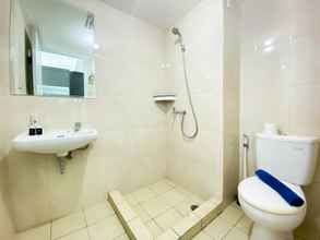 Toilet Kamar 4 Minimalist and Comfy Studio Springlake Summarecon Bekasi Apartment By Travelio