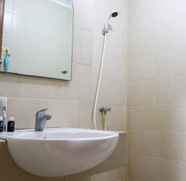 In-room Bathroom 4 Comfort Stay and Homey Studio Room Maple Park Sunter Apartment By Travelio