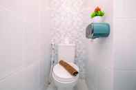 Toilet Kamar Nice and Compact Studio Tokyo Riverside PIK 2 Apartment By Travelio