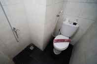 Toilet Kamar Simple 2BR with Extra Bed Menara Rungkut Apartment By Travelio