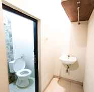 Toilet Kamar 3 Casa TS 16 Guest House by Pesen Kamar