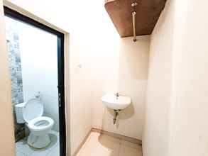 Toilet Kamar 4 Casa TS 16 Guest House by Pesen Kamar