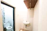 In-room Bathroom Casa TS 16 Guest House by Pesen Kamar