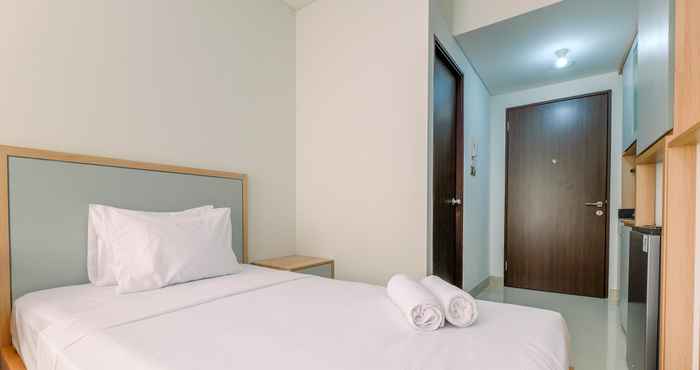 Kamar Tidur Cozy and Enjoy Living Studio Transpark Cibubur Apartment By Travelio