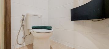 客房浴室 2 Nice and Warm Studio Room Sky House BSD Apartment By Travelio