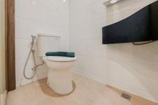 客房浴室 Nice and Warm Studio Room Sky House BSD Apartment By Travelio