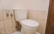 Toilet Kamar 4 Comfort Designed 2BR at Mediterania Palace Residence Apartment By Travelio