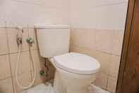 Toilet Kamar Comfort Designed 2BR at Mediterania Palace Residence Apartment By Travelio