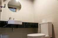 Toilet Kamar Comfy and Good Deal Studio West Vista Apartment By Travelio