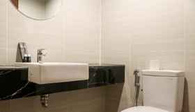 In-room Bathroom 5 Comfy and Good Deal Studio West Vista Apartment By Travelio