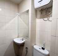 Bilik Mandi dalam Bilik 4 Prime View Studio Room Vida View Makassar Apartment By Travelio