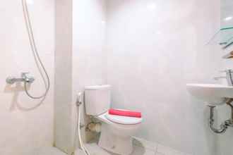 Toilet Kamar 4 Nice and Comfortable Studio Evenciio Margonda Apartment By Travelio