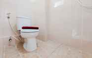 Toilet Kamar 4 Simply Stay Studio Apartment at Loftvilles City By Travelio