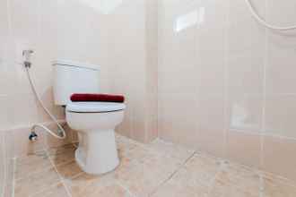 Toilet Kamar 4 Simply Stay Studio Apartment at Loftvilles City By Travelio