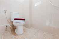 Toilet Kamar Simply Stay Studio Apartment at Loftvilles City By Travelio