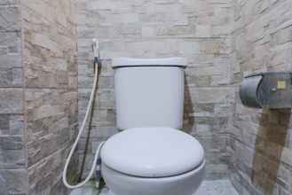 Toilet Kamar 4 Strategic 2BR at Gateway Ahmad Yani Cicadas Apartment By Travelio