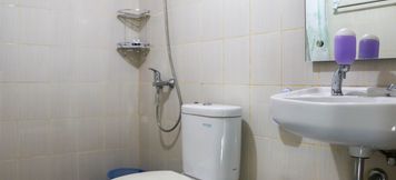 Phòng tắm bên trong 4 Cozy and Best Deal Studio Amethyst Apartment By Travelio