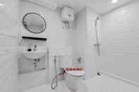Toilet Kamar Cozy Loft and Big 3BR Kingland Avenue Apartment By Travelio