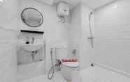 In-room Bathroom 7 Cozy Loft and Big 3BR Kingland Avenue Apartment By Travelio