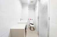 Toilet Kamar Homey and Comfort Studio Skyview Medan Apartment By Travelio