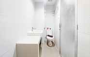 In-room Bathroom 3 Homey and Comfort Studio Skyview Medan Apartment By Travelio