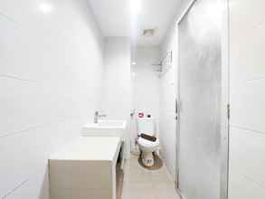 Toilet Kamar 4 Homey and Comfort Studio Skyview Medan Apartment By Travelio