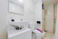 In-room Bathroom Modern and Homey 2BR Apartment at M-Town Residence By Travelio