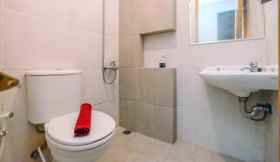 In-room Bathroom 6 Cozy Living 2BR at Royal Heights Apartment By Travelio