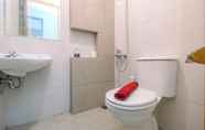 Toilet Kamar 6 Cozy and Comfort 2BR Royal Heights Apartment By Travelio