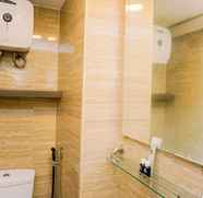 Toilet Kamar 5 Nice and Fancy 2BR at Gading Greenhill Apartment By Travelio