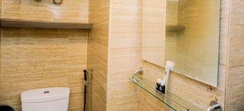 객실 내 욕실 5 Nice and Fancy 2BR at Gading Greenhill Apartment By Travelio