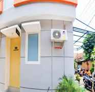 Exterior 4 Muzdalifa Syariah near Alun Alun Gresik Mitra RedDoorz