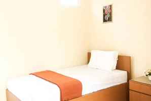 Muzdalifa Syariah near Alun Alun Gresik Mitra RedDoorz, THB 521.96