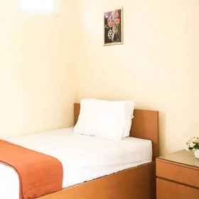 Others 1 Muzdalifa Syariah near Alun Alun Gresik Mitra RedDoorz, Hotel SD Negeri Banjarsari 1