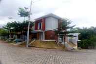 Exterior The OZ HK39 Private Homestay Malang by Pesen Kamar