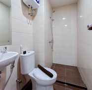 In-room Bathroom 5 Restful and Best Choice 2BR Vida View Makassar Apartment By Travelio
