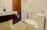 Toilet Kamar 5 Homey and Brand New Studio Apartment at Capitol Park Residence By Travelio