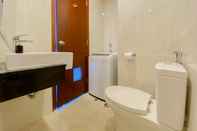 Toilet Kamar Homey and Brand New Studio Apartment at Capitol Park Residence By Travelio