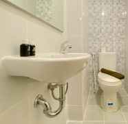 Toilet Kamar 3 Homey and Warm Studio Tokyo Riverside PIK 2 Apartment By Travelio