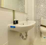 Toilet Kamar 3 New Furnished Studio Room at Tokyo Riverside PIK 2 Apartment By Travelio