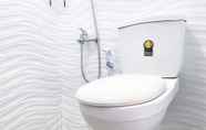 In-room Bathroom 4 Comfy and Simple 1BR Permata Eksekutif Apartment By Travelio