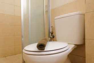 Toilet Kamar 4 Comfy and Strategic Studio at Grand Setiabudi Apartment By Travelio