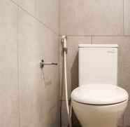 Toilet Kamar 4 Minimalist and Homey 1BR at Menara Jakarta Kemayoran Apartment By Travelio