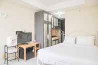 Bilik Tidur Simply Look and Homey Studio Belmont Residence Puri Apartment By Travelio