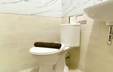 Toilet Kamar 2 Cozy and Best Deal Studio at Apartment Transpark Juanda Bekasi Timur By Travelio