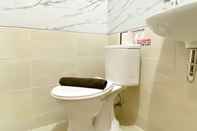 Toilet Kamar Cozy and Best Deal Studio at Apartment Transpark Juanda Bekasi Timur By Travelio